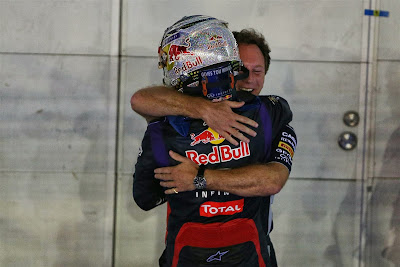 Кристиан Хорнер обнимает Себастьяна Феттеля после победы на Гран-при Сингапура 2013