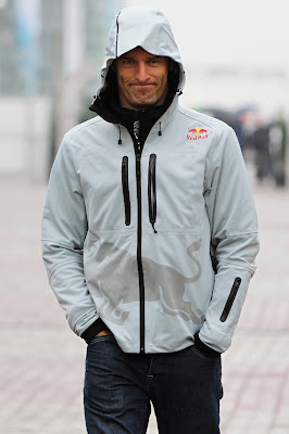 Марк Уэббер в капюшоне под дождем на Гран-при Кореи 2011