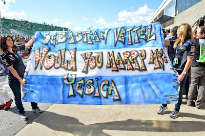 баннер болельщицы Себастьяна Феттеля с предложением пожениться на Гран-при Канады 2013