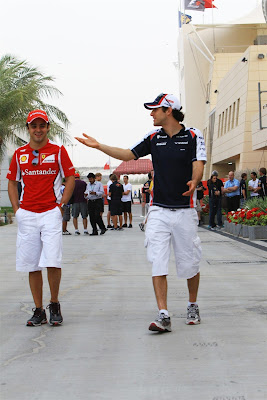 Фелипе Масса и Бруно Сенна идут по паддоку Гран-при Бахрейна 2012