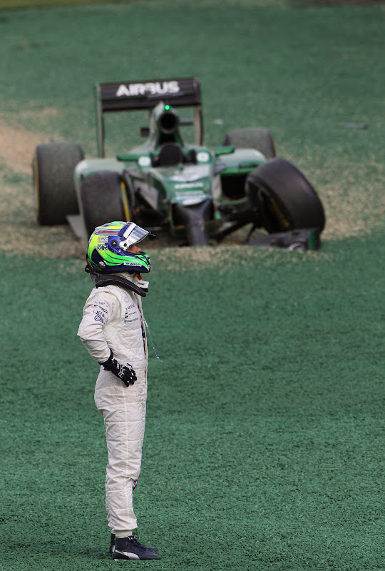 Фелипе Масса смотрит на Caterham после схода на Гран-при Австралии 2014