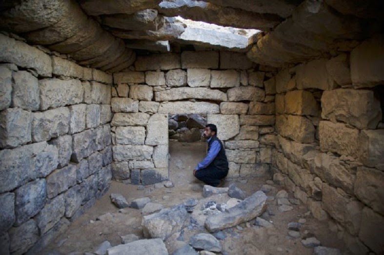 Tomb raiders in Jordan descend on ancient crypts Tomb raiders in Jordan descend on ancient crypts