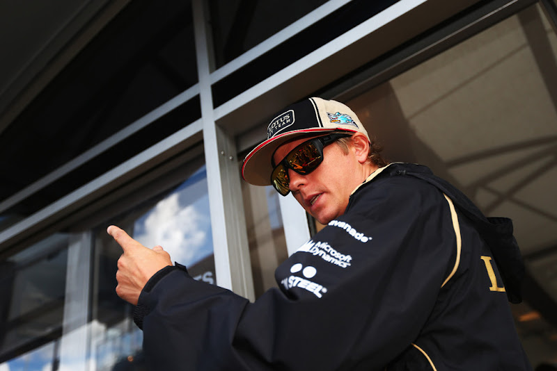 Кими Райкконен показывает указательный палец на Гран-при Бельгии 2012
