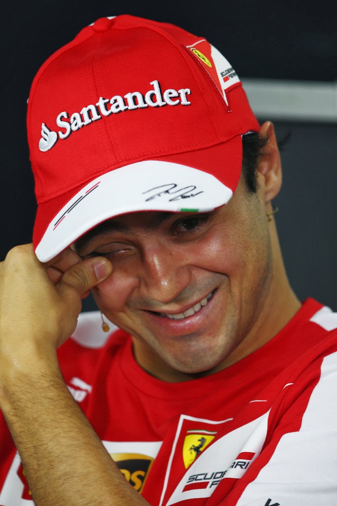 улыбающийся Фелипе Масса на пресс-конференции в четверг на Гран-при Бразилии 2013