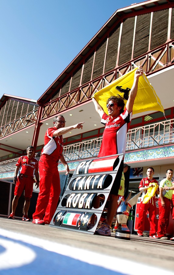 Стефано Доменикали показывает пальцем на Фернандо Алонсо с флагом Ferrari на Гран-при Европы 2012