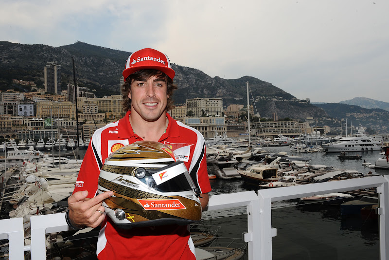 Фернандо Алонсо демонстрирует специальный вариант шлема для Гран-при Монако 2011