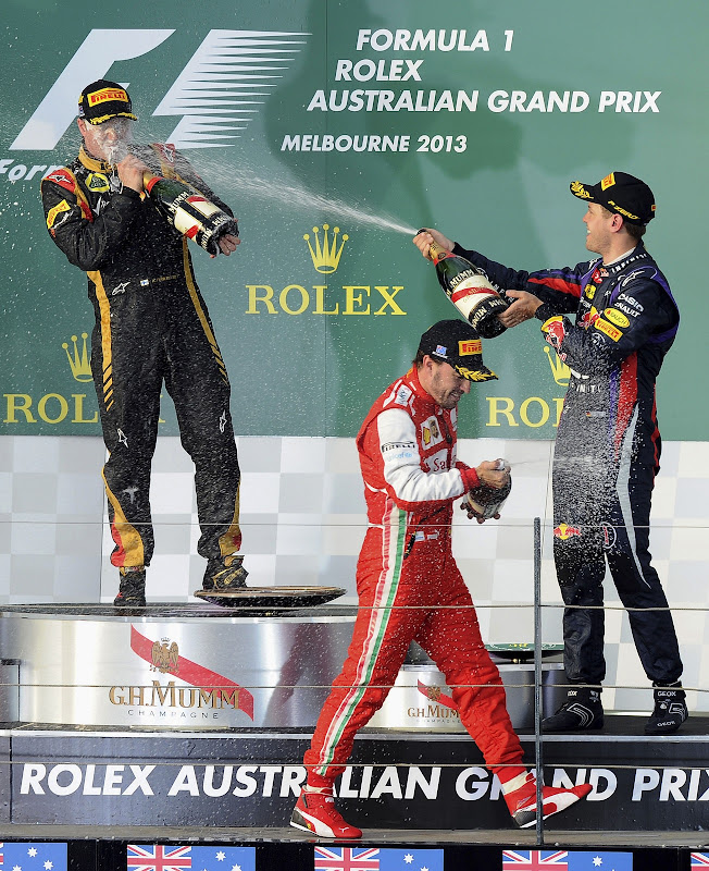 Фернандо Алонсо Кими Райкконен Себастьян Феттель с шампанским на подиуме Альберт-Парка на Гран-при Австралии 2013