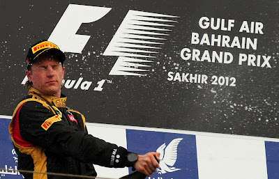 Кими Райкконен с газировкой на подиуме Гран-при Бахрейна 2012