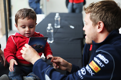 Себастьян Феттель и ребенок на автограф-сессии Гран-при Канады 2013