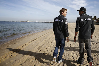 Льюис Хэмилтон и Нико Росберг гуляют по пляжу перед Гран-при Австралии 2014