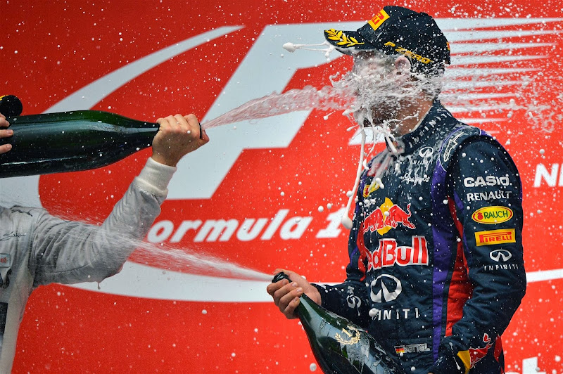 Себастьян Феттель под атакой шампанского Нико Росберга на подиуме Гран-при Индии 2013