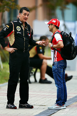 Фелипе Масса с сотрудником Lotus в паддоке Гран-при Кореи 2013