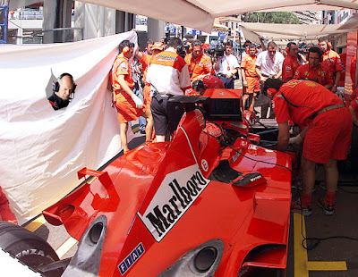 фотошоп Эдриан Ньюи наблюдает за Ferrari Михаэля Шумахера by pinnacle racing