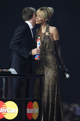 Дженсон Баттон вручает награду Rihanna в номинации лучшего международного женского исполнителя на Brit Awards 2012 в Лондоне 21 февраля 2012