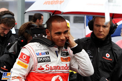 Льюис Хэмилтон с механиками готовится к гонке на Хунгароринге на Гран-при Венгрии 2011