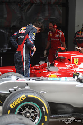 Марк Уэббер заглядывает в болид Ferrari после квалификации на Гран-при Индии 2011