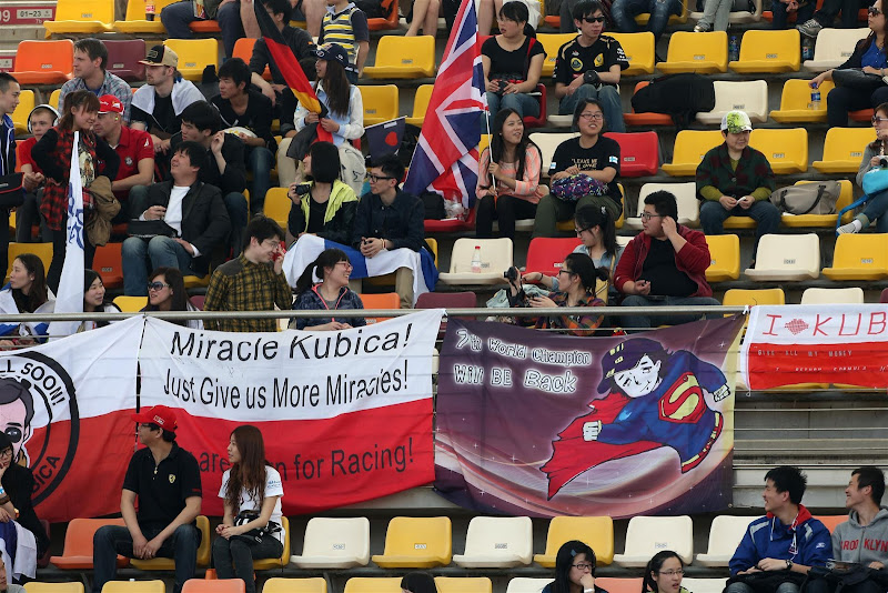 болельщики Роберта Кубицы на трибунах Гран-при Китая 2013