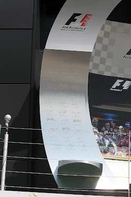 подиум Сильверстоуна с автографами победителей гонки для Гран-при Великобритании 2012