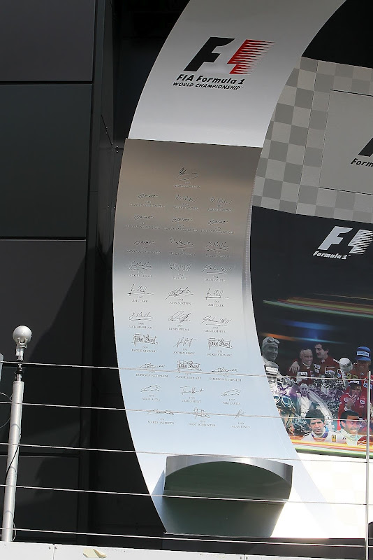 подиум Сильверстоуна с автографами победителей гонки для Гран-при Великобритании 2012