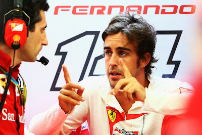 Фернандо Алонсо беседует с Андреа Стеллой в гараже Ferrari на Гран-при Бахрейна 2014