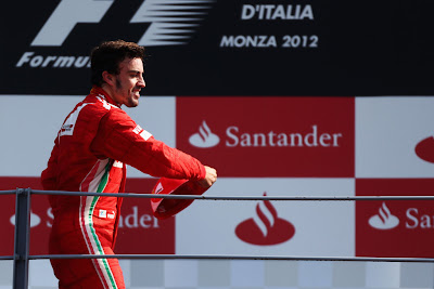 Фернандо Алонсо кидает кепку с подиума Монцы на Гран-при Италии 2012
