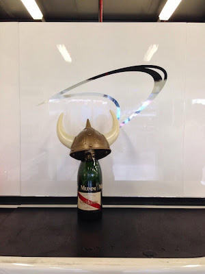 шлем викинга в боксах McLaren на Гран-при Австралии 2014