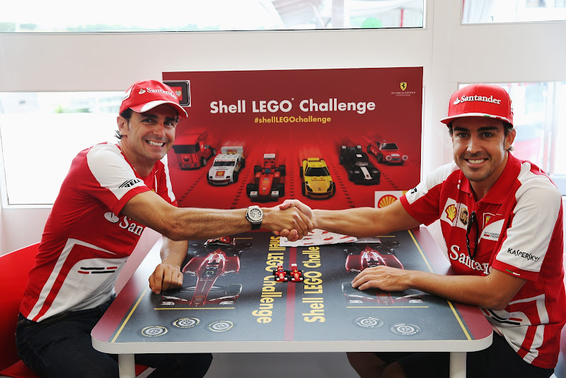 Педро де ла Роса и Фернандо Алонсо собирают лего Ferrari на Гран-при Венгрии 2013