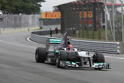 Михаэль Шумахер с флагом на трассе Интерлагос на Гран-при Бразилии 2012