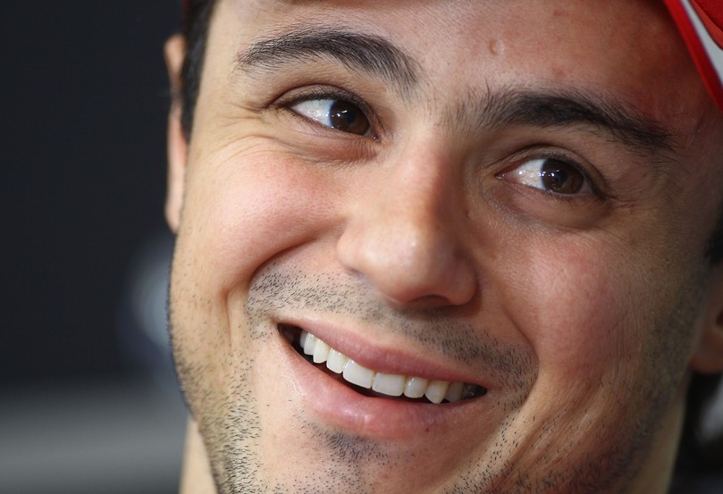 улыбающийся Фелипе Масса на пресс-конференции Гран-при Бразилии 2011