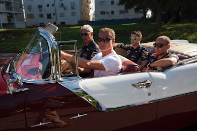 Дэвид Култхард и сотрудники Red Bull за рулем кабриолета 1955 Pontiac на ежегодном параде классических автомобилей в Гаване 18 августа 2013