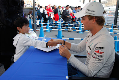 Нико Росберг жмет руку юному болельщику на автограф-сессии Гран-при Японии 2011