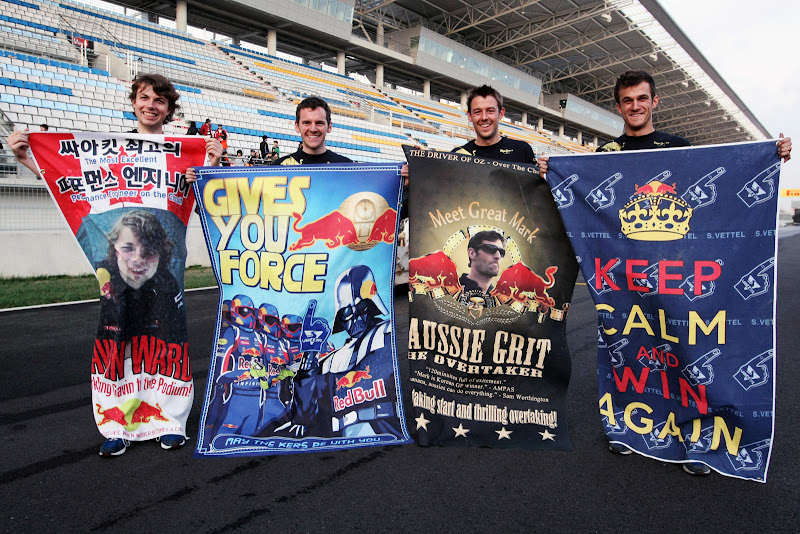 механики Red Bull фотографируются с плакатами болельщиков на Гран-при Кореи 2011