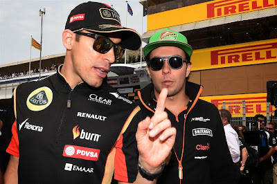 Пастор Мальдонадо показывает палец Серхио Пересу на параде пилотов Гран-при Испании 2014