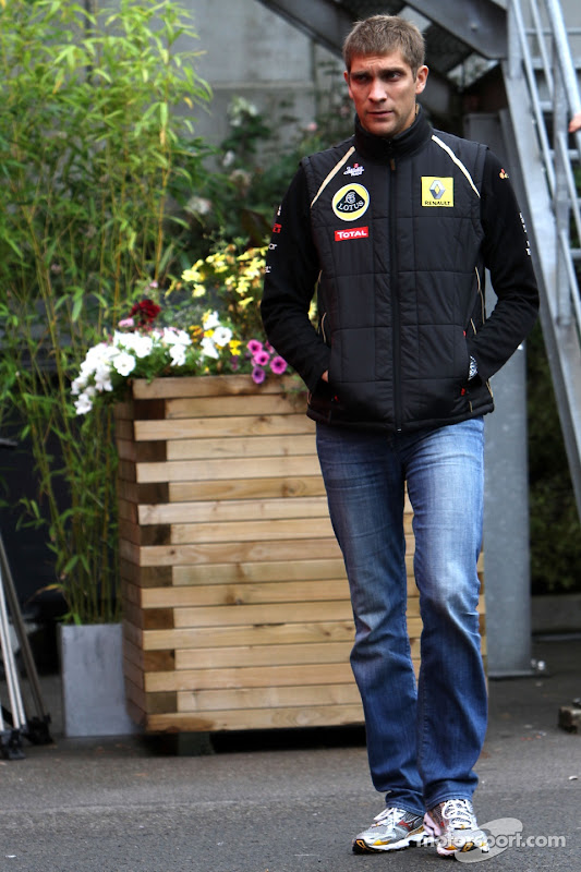 Виталий Петров гуляет по паддоку Гран-при Бельгии 2011