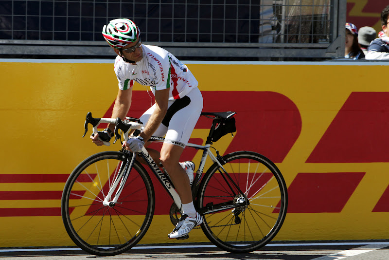 Ярно Трулли оглядывается назад на велосипеде на трассе Сузука на Гран-при Японии 2011