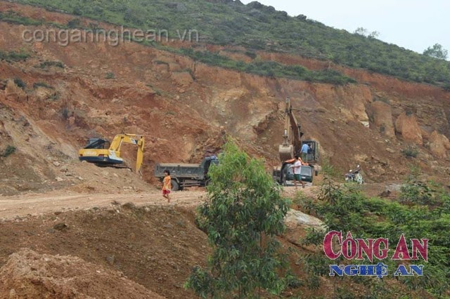 Hiện trường điểm khai thác đất trái phép tại rú Rào Gang, xã Nam Thái