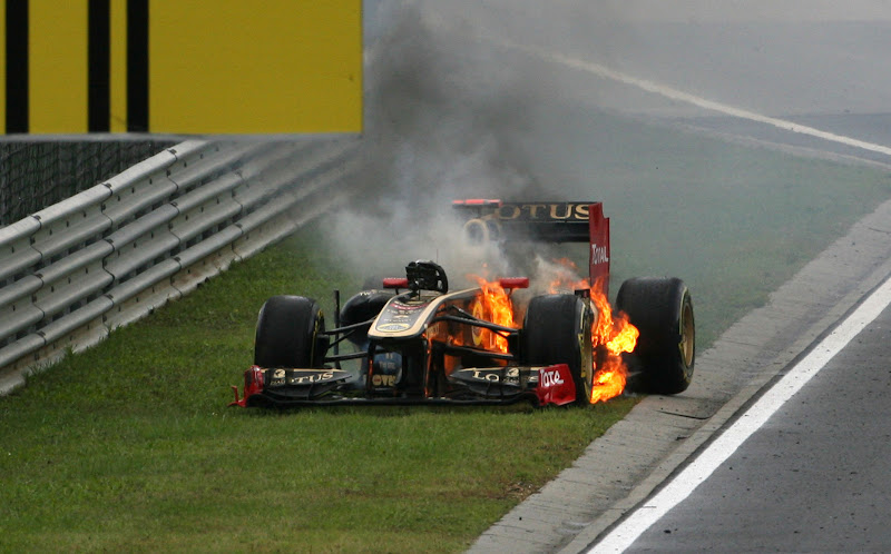 Lotus Renault Ника Хайдфельда горит на обочине Хунгароринга на Гран-при Венгрии 2011