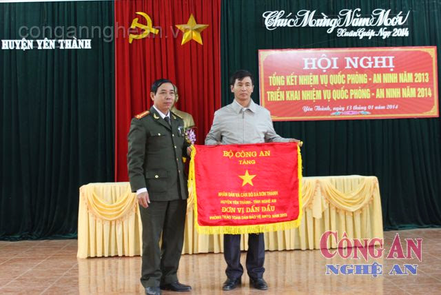 Đại tá Lê Hoài Cảnh – Phó Trưởng phòng PV 28 tặng cờ thi đua cho Đảng bộ và nhân dân xã Sơn Thành