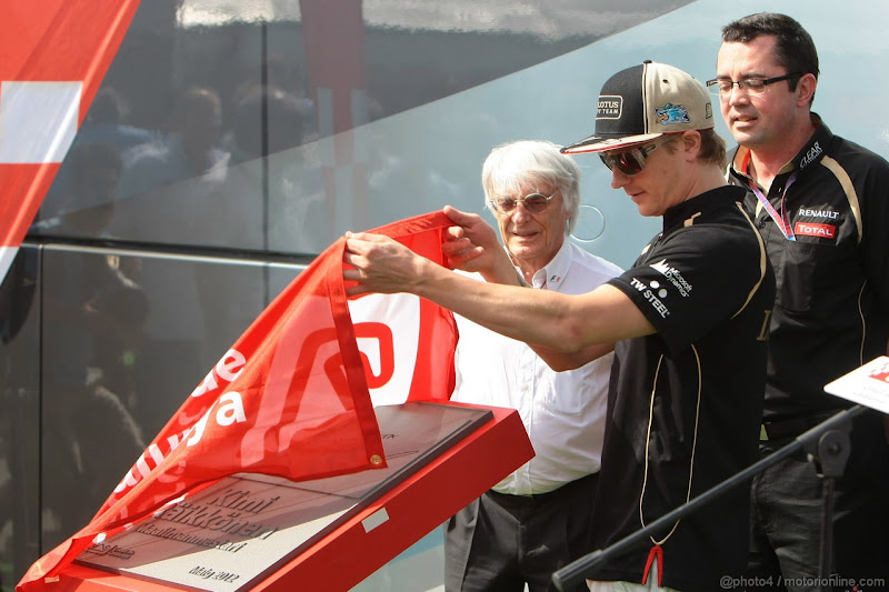 Кими Райкконен открывает доску памяти на автодроме Каталунья на Гран-при Испании 2012