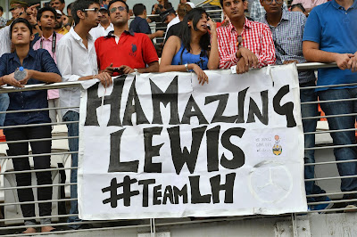болельщики Льюиса Хэмилтона с баннером HAMazing Lewis #TeamLH на Гран-при Индии 2013