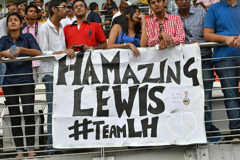 болельщики Льюиса Хэмилтона с баннером HAMazing Lewis #TeamLH на Гран-при Индии 2013