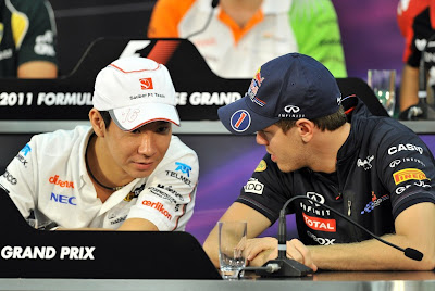 Камуи Кобаяши и Себастьян Феттель разговаривают на пресс-конференции Гран-при Японии 2011