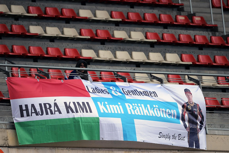 баннер болельщиков Кими Райкконена на трибунах на трассе Каталунья на предсезонных тестах в феврале 2013