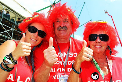 болельщики Фернандо Алонсо и Ferrari в красных париках на Гран-при Венгрии 2012
