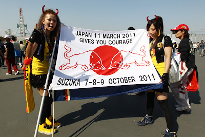 болельщицы Red Bull и Себастьяна Феттеля с оригинальным флагом на Гран-при Японии 2011