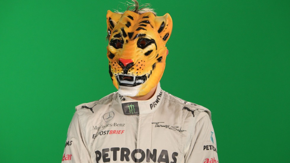 Нико Росберг в маске тигра - фотосессия RTL на фоне зеленого экрана