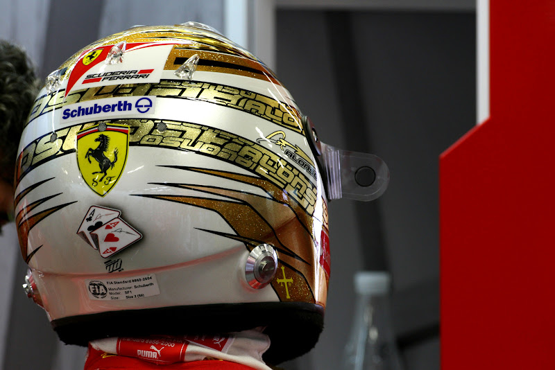 золотой шлем Фернандо Алонсо на Гран-при Сингапура 2011 - вид сзади