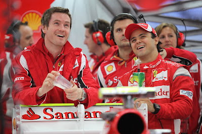 Роб Смедли и Фелипе Масса смеются в боксах Ferrari на Гран-при Кореи 2011