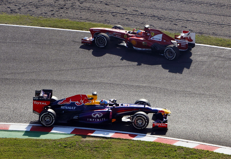 Фернандо Алонсо едет в обратную сторону от Себастьяна Феттеля во время второй сессии свободных заездов на Гран-при Японии 2013
