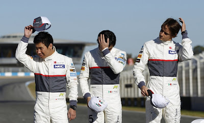 пилоты Sauber укладывают волосы перед презентацией нового болида C31 в Хересе 6 февраля 2012
